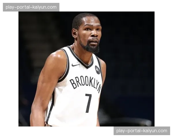 聚焦：在替补席上阅读比赛的芬恩·拉塞尔，随时准备上场改变局势